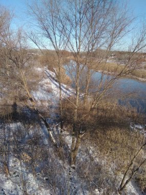 Kışın köprüden nehre manzara.