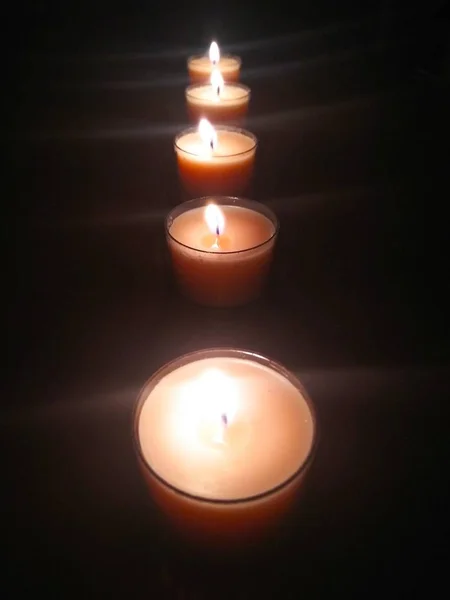 Fünf Kerzen Auf Schwarzem Hintergrund — Stockfoto