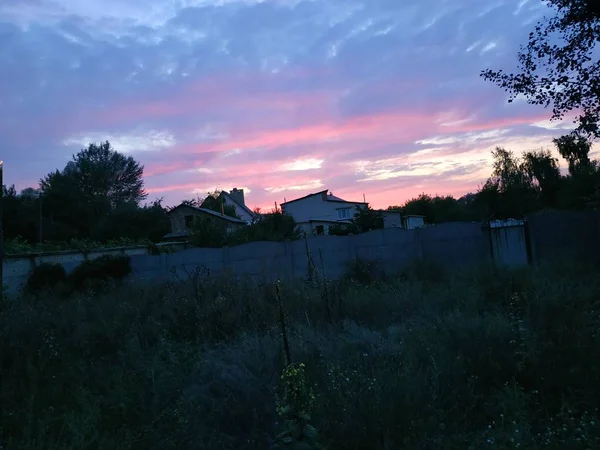 Der Himmel Ist Blau Mit Rot Über Den Häusern — Stockfoto