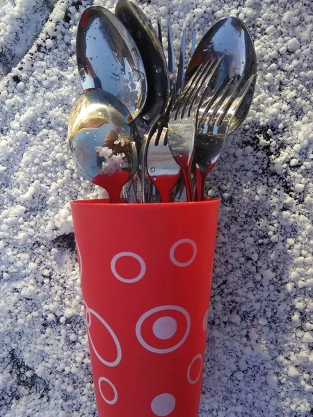 Πιρούνια Κουτάλια Κόκκινο Κύπελλο Στο Χιόνι — Φωτογραφία Αρχείου
