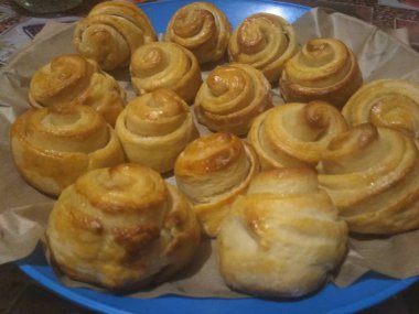 buns on a blue plate