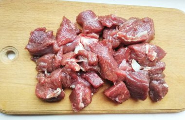 Beyaz bir zemin üzerinde dilimlenmiş et.