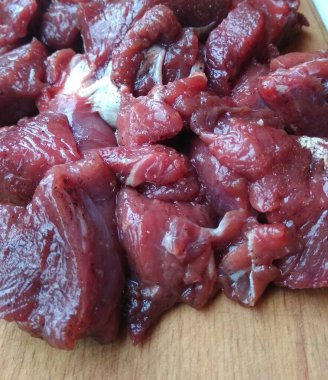 Beyaz bir zemin üzerinde dilimlenmiş et.