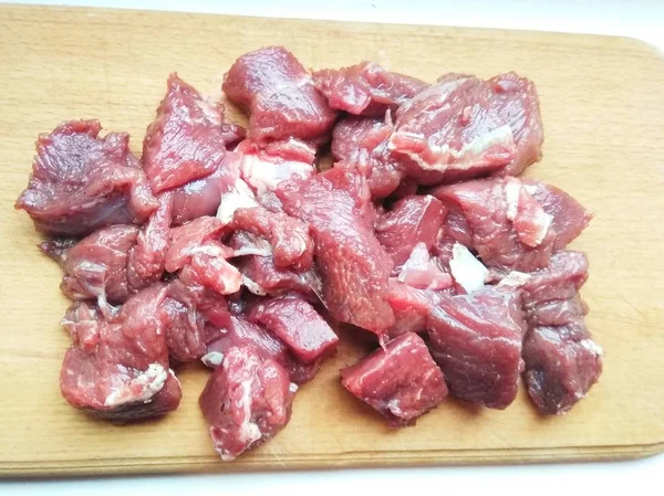 Carne Res Cortada Rodajas Sobre Tablón Sobre Fondo Blanco — Foto de Stock