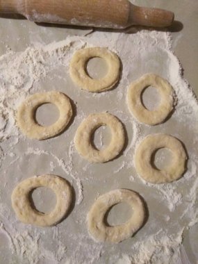 Hamur çörekleri masada.