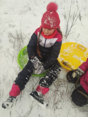 Kışın kayan kız yokuş aşağı