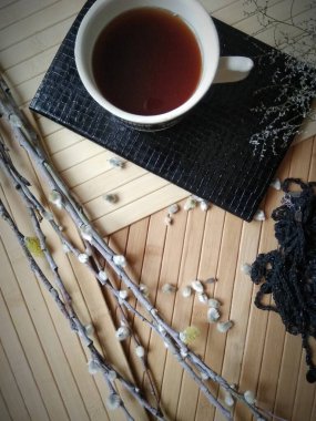 Ahşap arka plan üstünde kahve ve siyah defter fincan