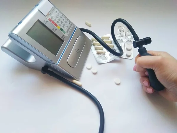 Monitor Tekanan Darah Pada Latar Belakang Putih — Stok Foto