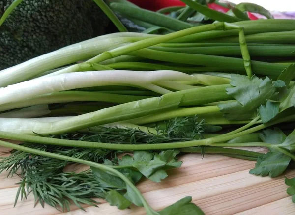 Grünes Gemüse Auf Einem Holzbrett — Stockfoto
