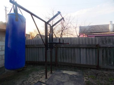 Sokakta armut taşıyan egzersiz makinesi.