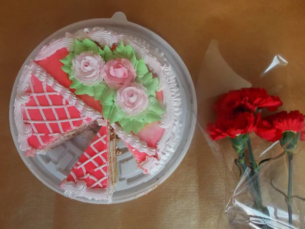 Torta Con Fiori Sul Tavolo — Foto Stock