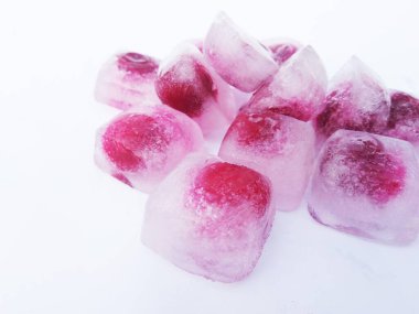 Beyaz arka planda kirazlı buz