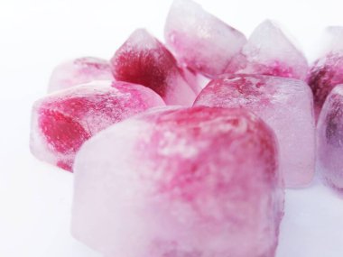 Beyaz arka planda kirazlı buz