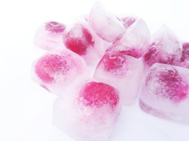 Beyaz arka planda kirazlı buz