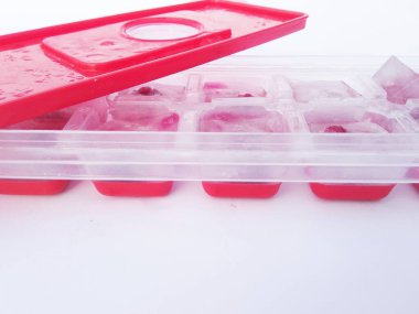 Beyaz arkaplanda kiraz şekilli buz