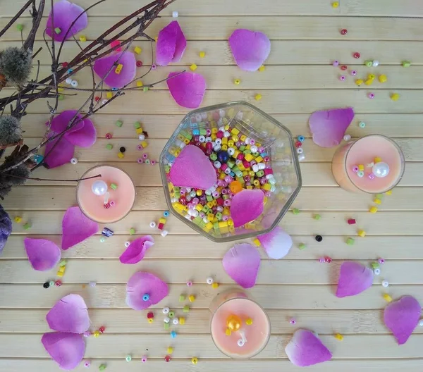 Petali Rosa Con Vetro Sfondo Legno — Foto Stock
