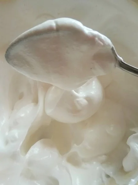 Crema Blanca Con Una Cuchara —  Fotos de Stock