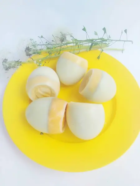 Gotowane Jaja Talerzu Białym Tle — Zdjęcie stockowe
