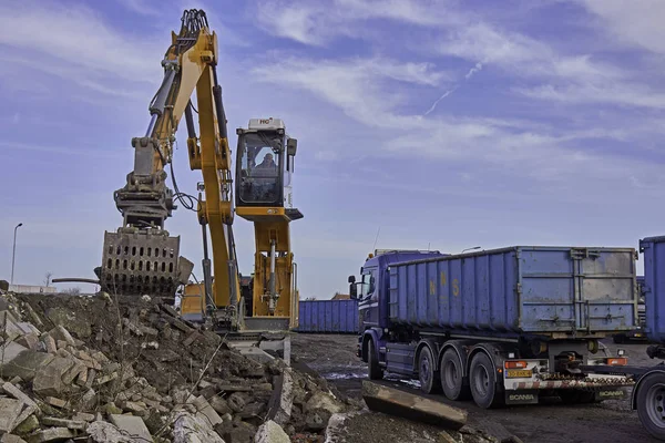 Eliminación de residuos con grúa — Foto de Stock