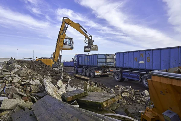 Crane filling container truck with debris — Stock Photo, Image