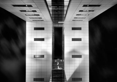 Geceleri Köln 'deki Rheinauhafen modern binalarının tavanı sokaktan siyah beyaz görünüyor.