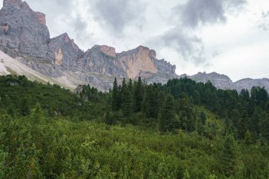 Santa Magdalena St Maddalena Val di Funes in Dolomites İtalyan Alpleri ve Furchetta dağı zirvesi