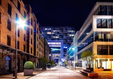 Geceleri Köln 'deki Rheinauhafen modern binaları