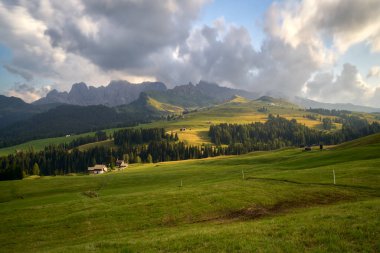 İHA Sassolungo dağlarıyla İtalyan Alpleri Dolomitleri üzerinde hava manzarası