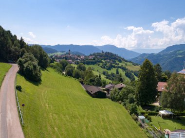 Vols am Schlern 'in İtalyan Alpleri Dolomitleri üzerindeki hava aracı videosu