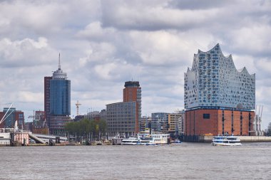 Hamburg 'daki Elbphilharmonie konser salonu ve önünde yat limanı var.