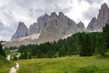 Santa Magdalena St Maddalena Val di Funes in Dolomites İtalyan Alpleri ve Furchetta dağı zirvesi