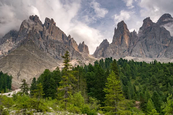 Santa Magdalena St Maddalena Val di Funes in Dolomites İtalyan Alpleri ve Furchetta dağı zirvesi