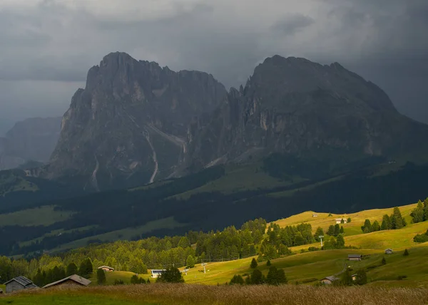 Góry Sassolungo Włoskich Alpach Dolomity Cieniu Światłem Słonecznym Pojawiającym Się — Zdjęcie stockowe