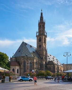 Yaz günü Duomo di Bolzano Kilisesi Katedrali