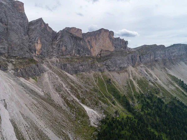 ドロマイトのサンタ マグダレナ マダレナ ヴァル フネスの空中ドローン写真背景にはフルケッタ山の峰があるイタリアアルプス — ストック写真