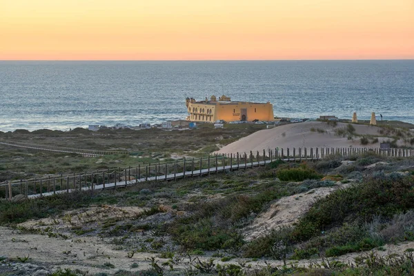 Stranden Praia Guincho Och Hotel Fortaleza Sommardag Sintra Portugal — Stockfoto