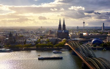 Köln Katedrali Koelner Dom Köln Üçgen Binası 'nın tepesinden görüldü.