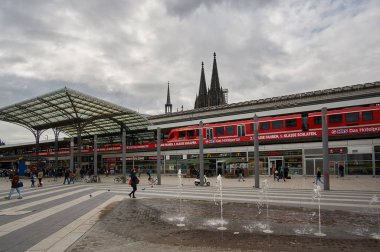 Köln Katedrali Koelner Dom ana tren istasyonundan görüldü.