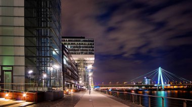 Cologne Koeln ve Deutzer Köprüsü 'ndeki Rheinauhafen su geçidi.