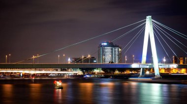 Deutzer Köprüsü Köln 'de gece aydınlandı