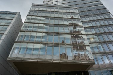 Sokaktan Köln Kulesi 'nin tepesi görünüyor.