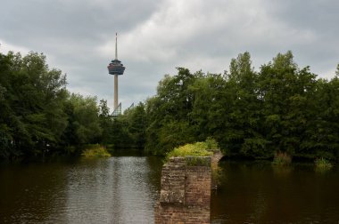 Köln Televizyon Kulesi ve parktan görülen tarihi su kemeri.
