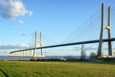 Ponte Vasco da Gama Köprüsü manzaralı bir bahçe parkından gün boyu