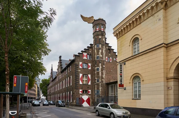 Köln Városi Múzeum Egy Felhős Napon Szél Arany Szárnyú Autó — Stock Fotó