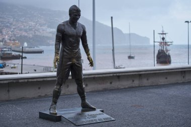 Cristiano Ronaldo heykeli Funchal, Madeira 'da Cr7 müzesinin önünde ve bir karavanda