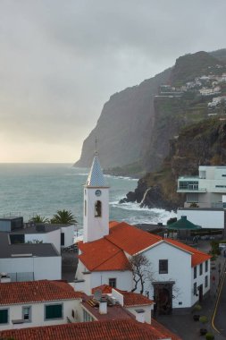 Miradouro da Torre 'nin Camara de Lobos, Madeira' daki kaktüslü Atlantik kıyı şeridine bakış açısı
