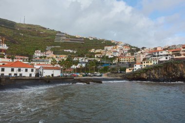 Camara de Lobos, Madeira 'daki siyah taş plajı.