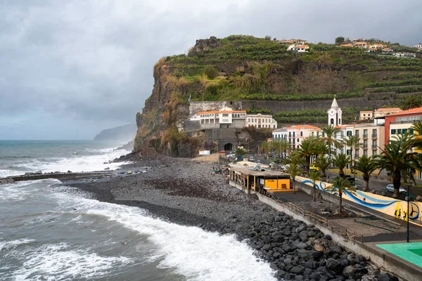 Madeira 'daki Ponta do Sol köyünün manzarası
