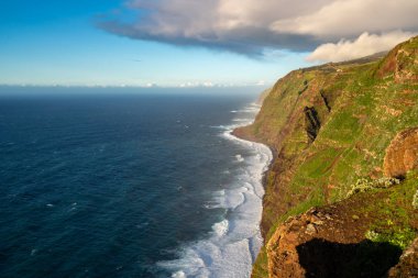 Güneş batarken Ponta do Pargo deniz fenerinden manzara