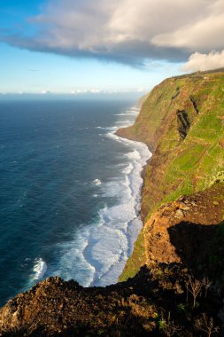 Güneş batarken Ponta do Pargo deniz fenerinden manzara